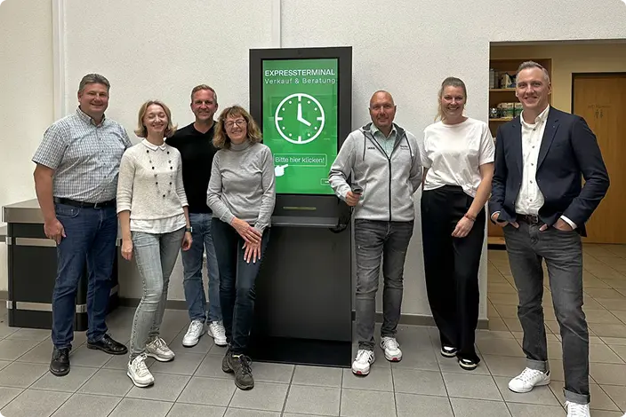 Das glückliche BayWa / friendlyway Projektteam freut sich über den gelungenen Start der Live-Videoberatung am friendlyway Welcome 43 Pro Kiosk