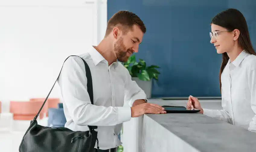 Digital Signage w biurach jak usprawnić komunikację z pracownikami i gośćmi friemdlyway