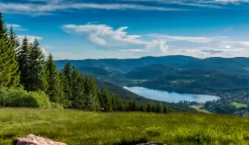 Informacja, inspiracja, obsługa na miejscu: Interaktywne terminale z wideorozmowami, usługami cyfrowymi oraz nawigacją dla regionu turystycznego Hochschwarzwald