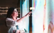 Jak tworzyć skuteczne treści do digital signage które przyciągają uwagę