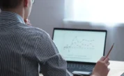 Jak mierzyć skuteczność Digital Signage za pomocą KPI i danych analitycznych