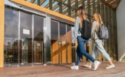 Digital Signage w szkołach i na uczelniach nowoczesna komunikacja dla studentów